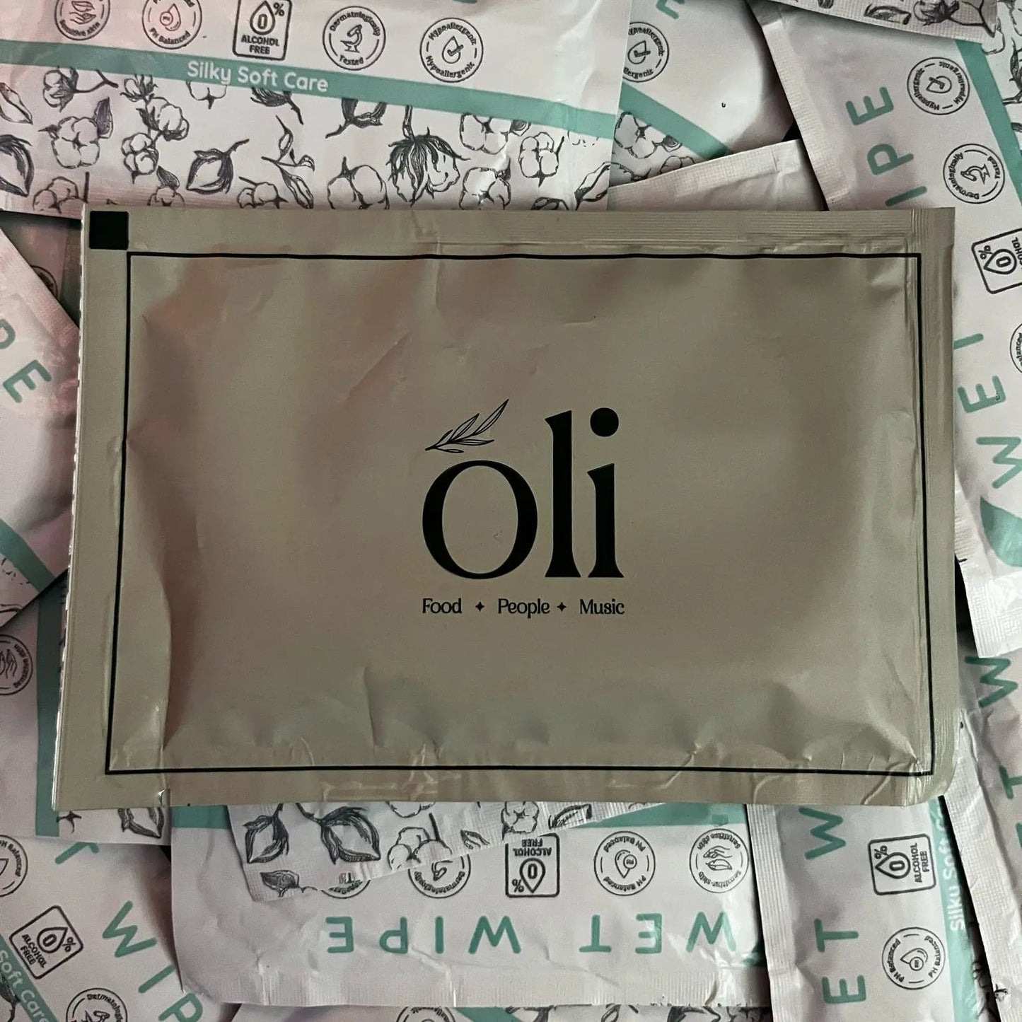 custom branded single use wet wipes for restaurants and hotels