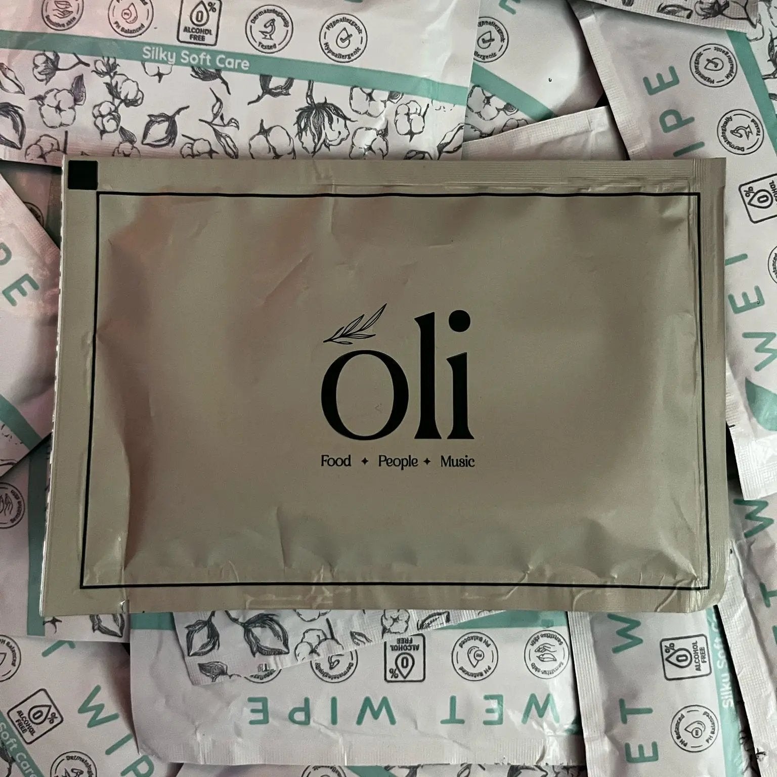 custom branded single use wet wipes for restaurants and hotels